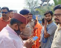 रुद्रपुर: झंडा लगाने पर हिंदूवादी संगठनों और पुलिस में नोकझोंक