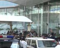 UP news: लखनऊ एयरपोर्ट से 30 यात्री कस्टम सेक्युरिटी से भागे, गोल्ड स्मगलिंग में बताये गए थे संदिग्ध  
