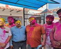 जौनपुर: सांसद संजय सिंह के ससुराल में खेली गई होली, बाँटी मिठाइयां