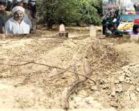 अतीक-अशरफ की कब्र पर पसरा रहा सन्नाटा, बरसी पर नहीं पहुंचा परिवार का कोई सदस्य 