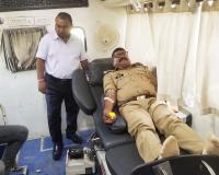 श्रावस्ती: स्वैच्छिक रक्तदान शिविर का हुआ आयोजन, पुलिस कर्मियों ने डोनेट किया ब्लड 