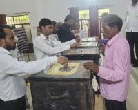 बाराबंकी में बार एसोसिएशन चुनाव में प्रत्याशियों के भाग्य का फैसला मत पेटियों में बंद 