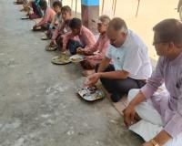 अयोध्या में टाटपट्टी पर बैठे AD, बच्चों के साथ खाया मिड-डे-मील