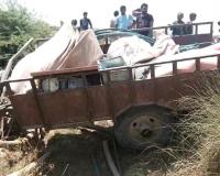 लखनऊ: रहीमाबाद में खाई में गिरी ट्रैक्टर ट्रॉली, दो की मौत-एक घायल