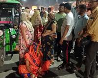 रुद्रपुर: घर के आगे कूड़ा डालने को लेकर महिलाओं पर बरसाई लाठियां