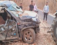 बलरामपुर: कोयलाबास से लौट रहे यात्रियों से भरी स्कार्पियो पेड़ से टकराई, दो की मौत-सात घायल  