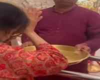 अयोध्या: रामलला के दर्शन से अभिभूत महिला ने दान किया दो किलो सोने के जेवर 