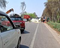 बहराइच में सड़क पर अनियंत्रित ट्रक पलटने से लगा जाम, नेपाल तक जाने वाले वाहन फंसे  