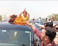जौनपुर: धनंजय सिंह की पत्नी और बसपा प्रत्याशी श्रीकला ने किया रोड शो, कहा- मेरे पति जेल से बाहर होते तो...