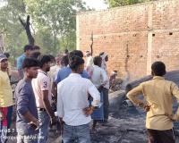 बहराइच: मिहींपुरवा में भी लगी आग में 11 मकान जले, तहसीलदार ने किया निरीक्षण