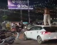 प्रयागराज: भाजपा का स्टीकर लगी गाड़ी की सनरूफ खोल कर मचाया हुड़दंग, पुलिस ने काटा 24500 का चालान 