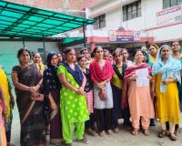 Kanpur: खादी ग्रामोद्योग में नौकरी देने के नाम पर 65 महिलाओं से ठगी, वेतन मांगने पर की अभद्रता, पढ़ें- पूरा मामला