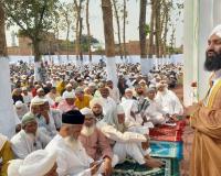 बहराइच: देश की सलामती और अमन चैन के लिए उठे हाथ, नमाज के बाद एक दूसरे को दी ईद की बधाई