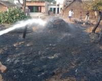 लखीमपुर-खीरी: मुंशीगढ़ चखरा में लगी भीषण आग, 6 घर जलकर स्वाहा 