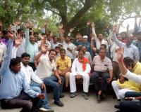 शाहजहांपुर: गेहूं खरीद को लेकर आढ़ती और किसानों का प्रदर्शन, अधिकारियों पर लगे ये आरोप