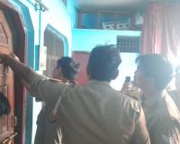  बहराइच: महिला का फंदे से कमरे में लटकता मिला शव, पुलिस ने फोरेंसिक टीम के किया साथ घटनास्थल का मुआयना