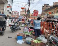 सुलतानपुर: आवंटन के बाद भी फुटपाथ पर काबिज हैं पटरी दुकानदार