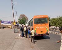 बाराबंकी: हाईवे से गुजर रही बसें, नाम का है Bus stop 