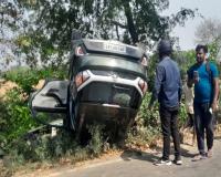  हरदोई: ट्रैक्टर की टक्कर से खाई में पलटी कार, दो युवक जख्मी