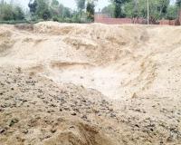 सीतापुर: नगरीय तालाब संरक्षण के नाम पर जेसीबी से खुदवाई खलिहान की जमीन, ठेकेदार ने नष्ट करा दिये कई हरे वृक्ष