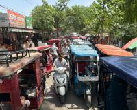 लखीमपुर खीरी: आधा किलोमीटर की दूरी तय करने में लग रहे 30 मिनट, हांफते रहे वाहन 