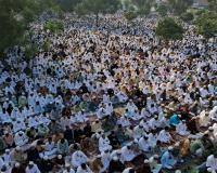 रामपुर: कड़ी सुरक्षा के बीच अदा हुई ईद की नमाज, मुल्कों-कौम की तरक्की की दुआ को उठे लाखों हाथ