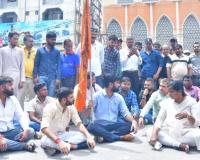 Kanpur: मॉडल शॉप खुलने से नाराज बजरंग दल के कार्यकर्ताओं ने किया धरना प्रदर्शन...लगा लंबा जाम, अधिकारी मौके पर पहुंचे