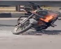 बहराइच: पुलिस की बुलेट में अचानक लगी आग, बाइक सवार ने कूदकर बचाई जान 