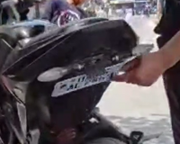 नैनीताल: Video : पुलिस की आंख में धूल झोंकने के लिए बाइक में लगाई फोल्ड होने वाली नंबर प्लेट