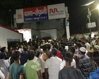 रामपुर: मवेशी के विवाद में युवक के सीने में चाकू मारकर हत्या, थाना परिसर में लोगों ने किया हंगामा