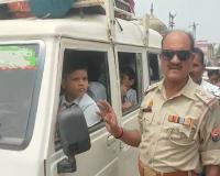  ट्रैफिक इंस्पेक्टर, जौनपुर द्वारा मानक से अधिक स्कूली बच्चों को बैठाने वाले बोलोरो सीज