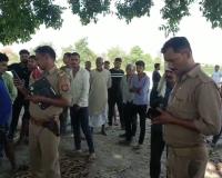 Farrukhabad: पेड़ पर लटकता मिला युवक का शव, इलाके में सनसनी, पुलिस ने शव पोस्टमार्टम को भेजा 