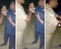 Kannauj: नशे में धुत पुलिसकर्मियों ने टोल कर्मचारियों को पीटा...जेल भेजने की दी धमकी, वारदात CCTV में कैद