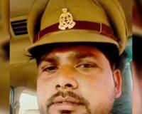 Farrukhabad News: दरोगा की टोपी लगाकर कार में बैठा युवक...Video वायरल होने पर पुलिस तलाश में जुटी