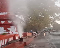 लखनऊ: पक्का पुल सड़क पर पाइपलाइन लीकेज से सड़क पर बह रहा पानी, वीडियो वायरल