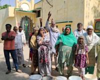 प्रयागराज: पानी नहीं तो वोट नहीं, ग्रामीणों ने मतदान बहिष्कार की चेतवानी देते हुए किया हंगामा