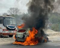 बरेली: चलती कार में लगी आग, बाल-बाल बची एक ही परिवार के 7 लोगों की जान