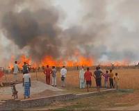 लखीमपुर देहात में लगी भीषण आग, 50 बीघा गेहूं समेत 5 घर जलकर राख