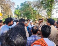लखीमपुर-खीरी: रिपोर्ट दर्ज करने की मांग पर अड़े परिजन, शव सड़क पर रखकर जाम लगाने की कोशिश