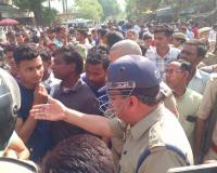 लखीमपुर-खीरी: ग्रामीणों ने परिजनों के साथ चौराहा किया जाम, एएसपी ने संभाला मोर्चा 