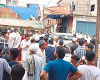 रामपुर: ट्रैक्टर-ट्रॉली की चपेट में आकर फल कारोबारी की मौत, मचा कोहराम
