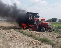 कासगंज: हाईटेंशन लाइन के करंट से धू-धूकर जली ट्रैक्टर ट्रॉली, चालक की मौत