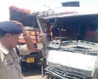 Auraiya: गलत दिशा में आ रही तेज रफ्तार बस ट्रक से जा टकराई; भीषण सड़क हादसे में 25 लोग घायल 