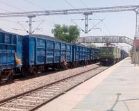 Auraiya: कंचौसी में मालगाड़ी के ब्रेक-शू में आई तकनीकी कमी; आधे घंटे तक स्टेशन पर खड़ी रही ट्रेन