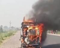 शाहजहांपुर: यात्रियों से भरी टाटा मैजिक में लगी आग, कुछ ही देर में धूं-धूंकर जली...बाल-बाल बचे यात्री