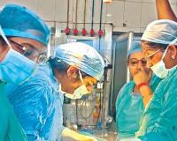 Kanpur: एक किडनी के सहारे जिंदगी गुजार रही युवती की डॉक्टरों ने बचाई जान, ऑपरेशन कर अंडाशय से निकाली गांठ