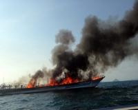 थाईलैंड की खाड़ी में जहाज में लगी भीषण आग, घबराए लोग समुद्र में कूदे...सभी 108 यात्री सुरक्षित 