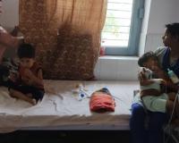 Bareilly News: डायरिया का प्रकोप, एक बेड पर भर्ती करने पड़ रहे दो-दो बच्चे