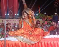 शाहजहांपुर: लोक गायिका मालिनी अवस्थी के सुरों से महक उठा हनुमतधाम, भजन सुनकर मंत्रमुग्ध हुए श्रोता