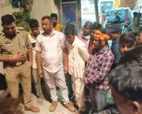 Kanpur Dehat: प्रसूता की मौत से गुस्साए परिजनों ने अस्पताल के बाहर शव रखकर किया हंगामा, लगाया ये आरोप...